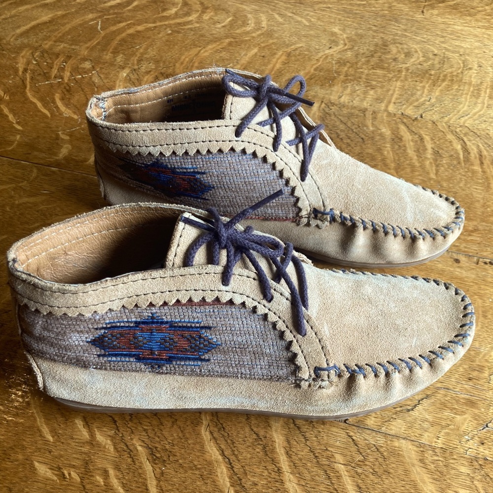 Minnetonka size 8.5 moccasin booties. Barely worn.